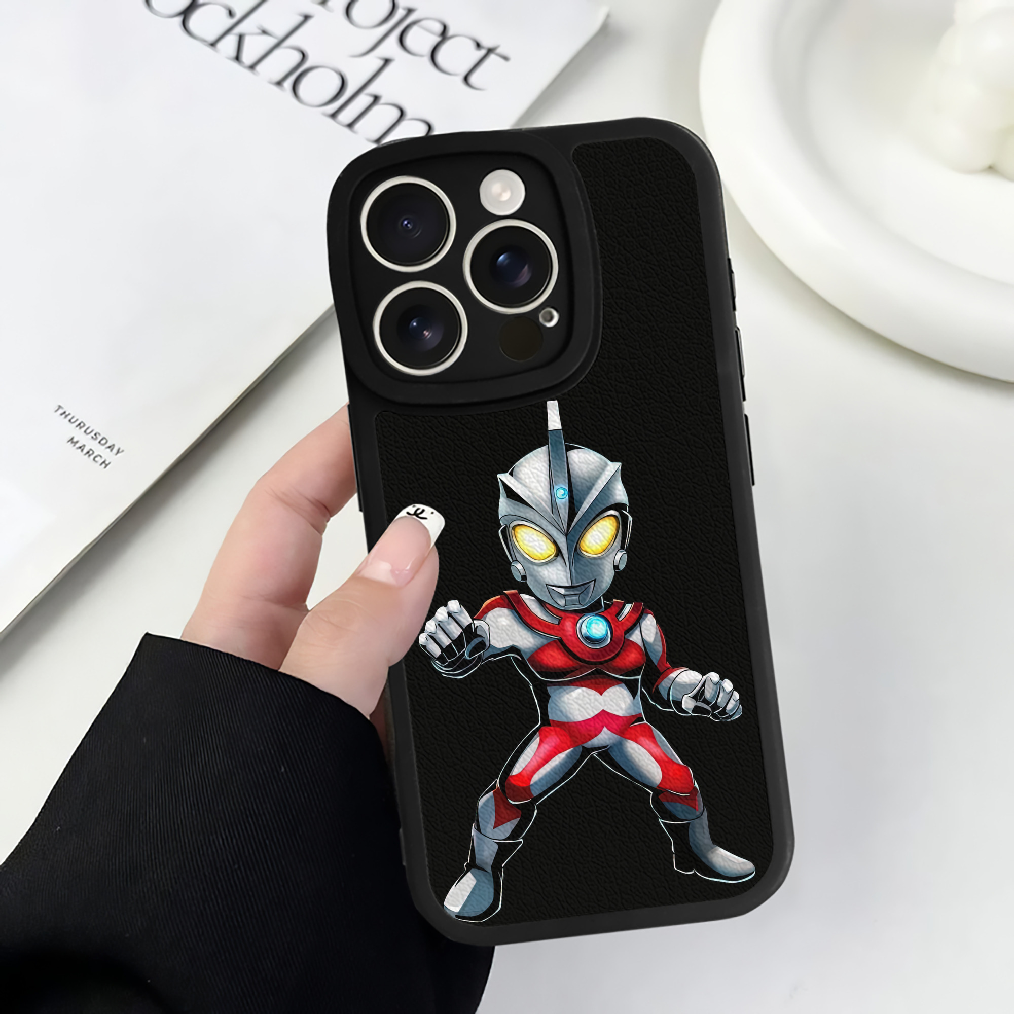 （画像用） ウルトラマン Ultraman 【iPhone 16シリーズ対応】シリコンスマホケース（レザー調） 材質：シリコン